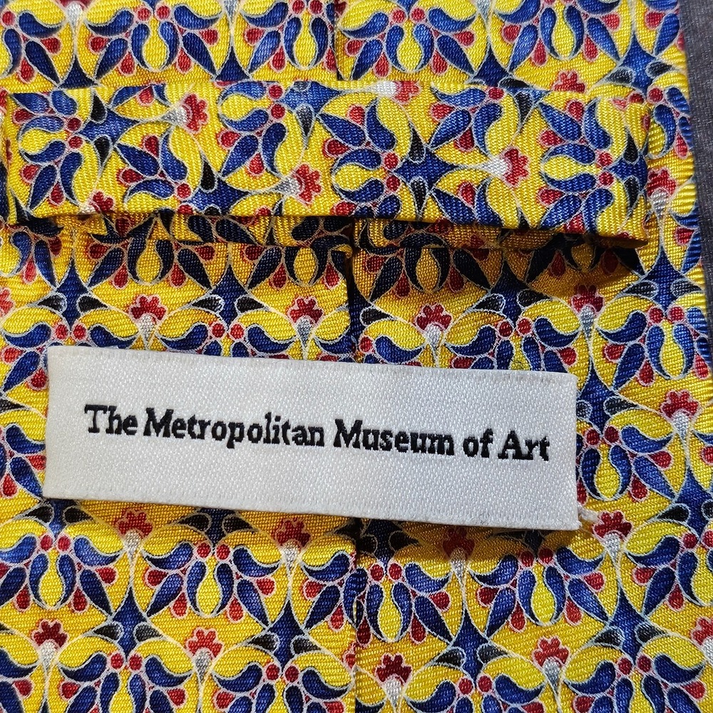 Metropolitan Museum of Art Tie Mens 100% Silk Yellow Geometric 1-01600